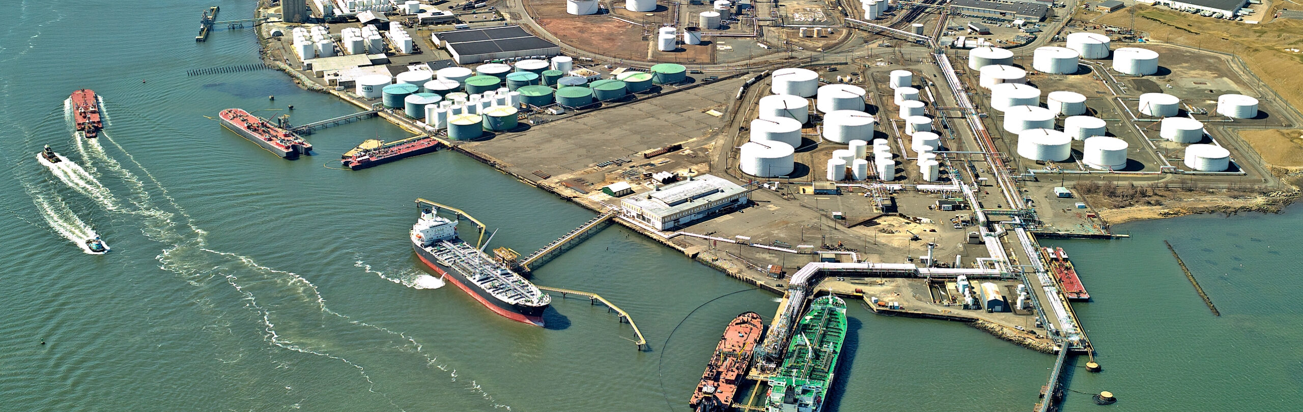 international-liquid-terminal-association_aerial-view-liquid-distribution-terminal-ships_f